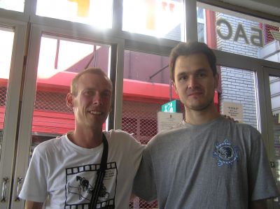 Raman från Vitryssland och Milan från Serbien på busstationen i Belgrad.